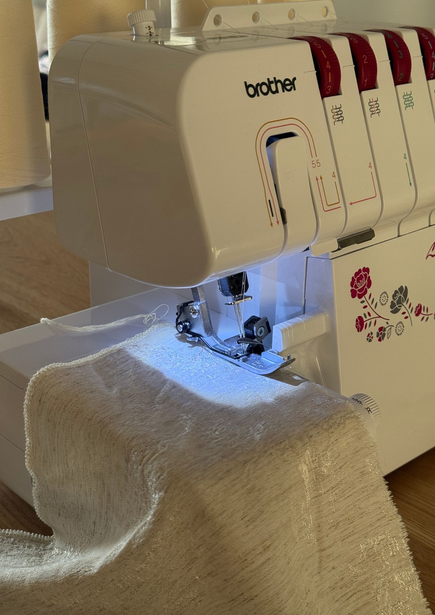 DIY-Linn-Isabel-Step-by-step-guide-brother-symaskine-overlocker--M343d-sy-trendy-bluse-med-pufærmer-creativestory-creative-story-