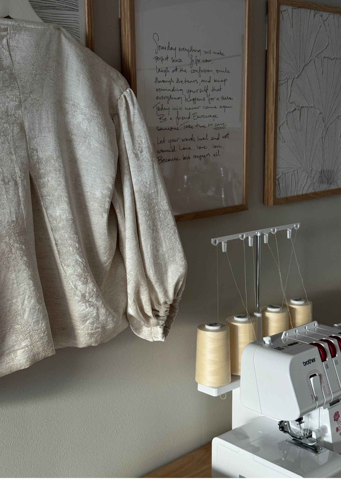 DIY-Linn-Isabel-Step-by-step-guide-brother-symaskine-overlocker--M343d-sy-trendy-bluse-med-pufærmer-creativestory-creative-story-1