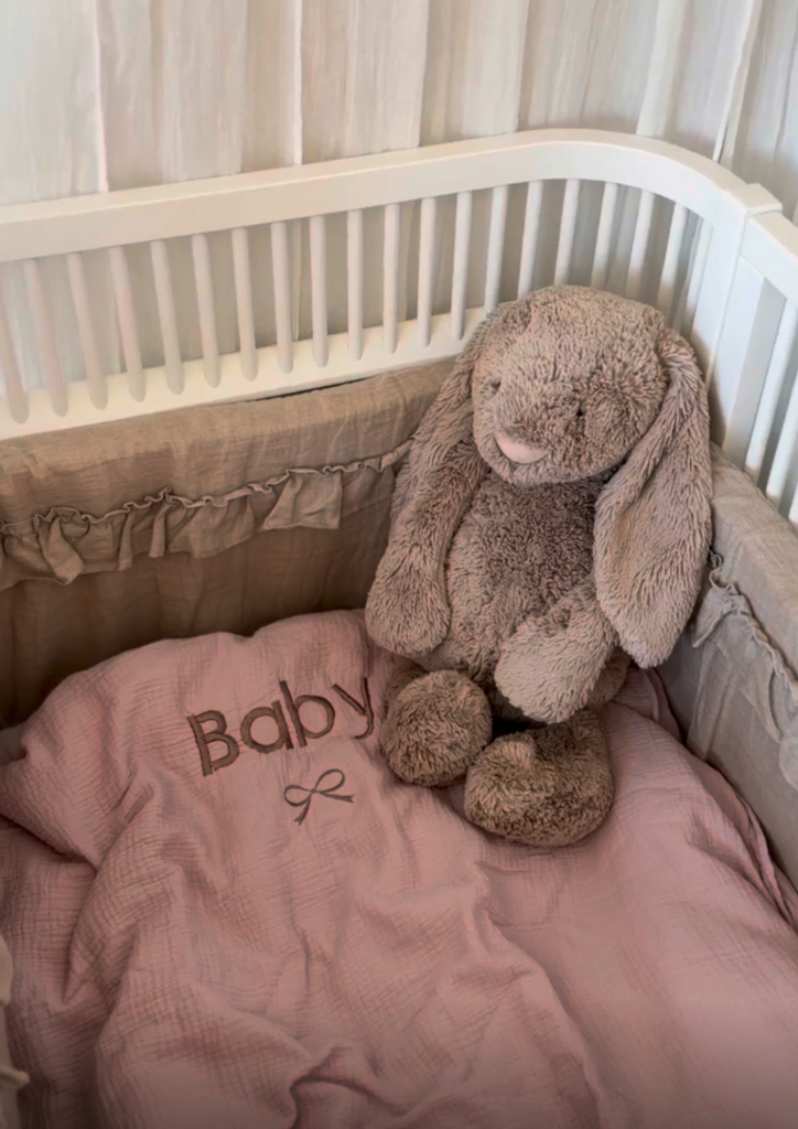 Sy fint babysengetøj med sødt broderi
