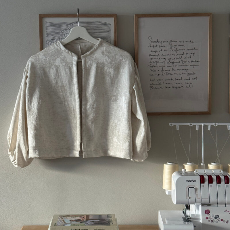 DIY-Linn-Isabel-Step-by-step-guide-brother-symaskine-overlocker--M343d-sy-trendy-bluse-med-pufærmer-creativestory-creative-story-3